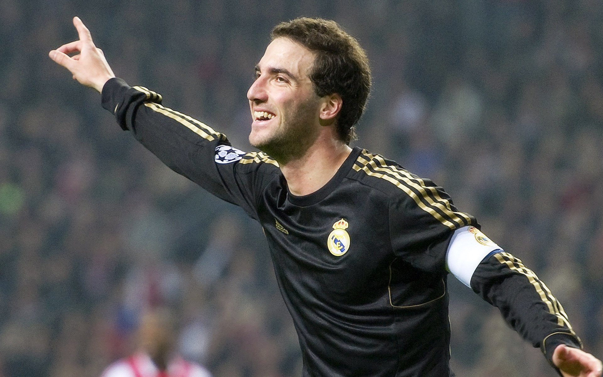 足球比赛解说语言风格更加亲民化，足球比赛经典解说词